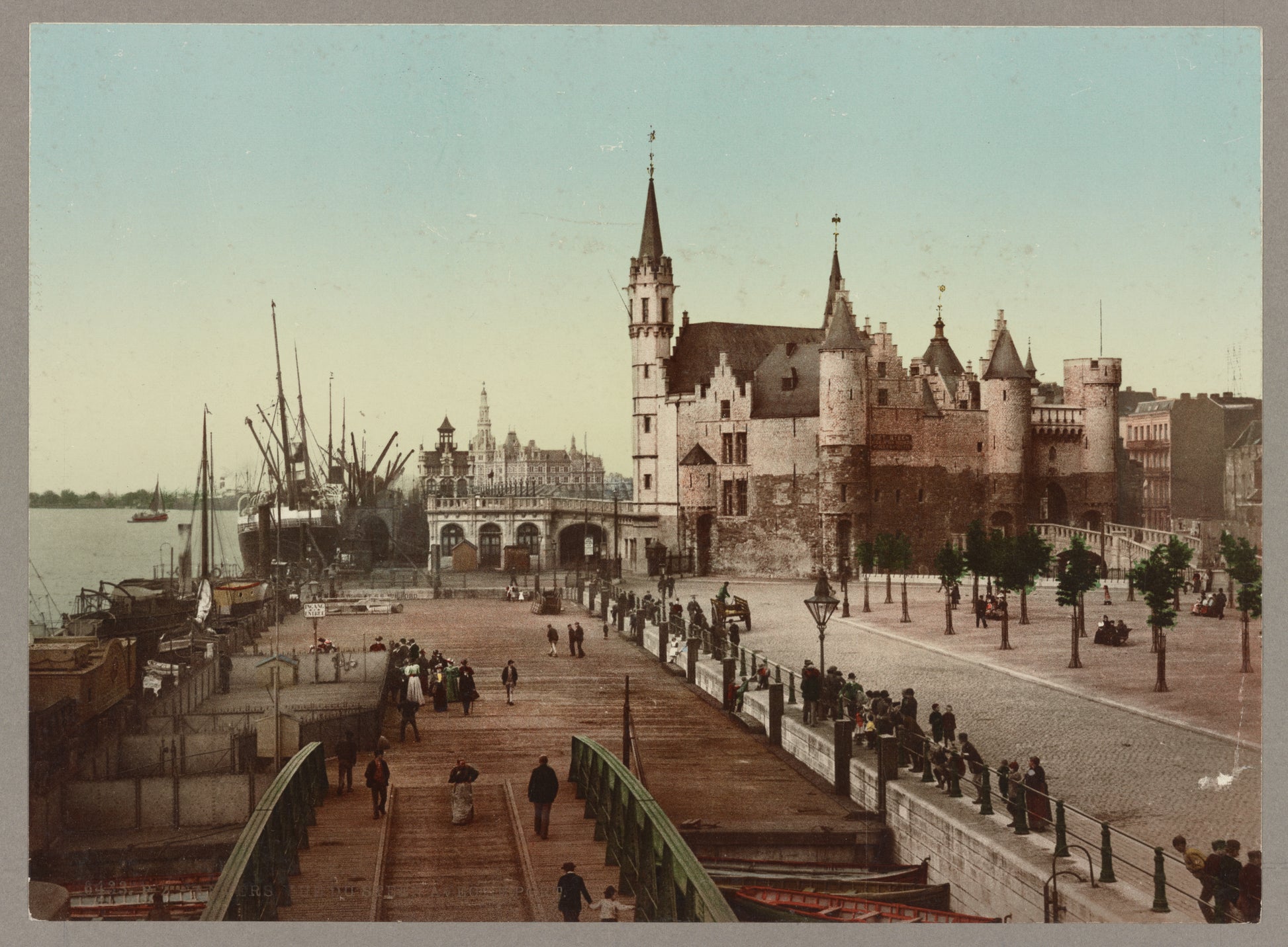 A picture of Anvers, vue du steen avec le port