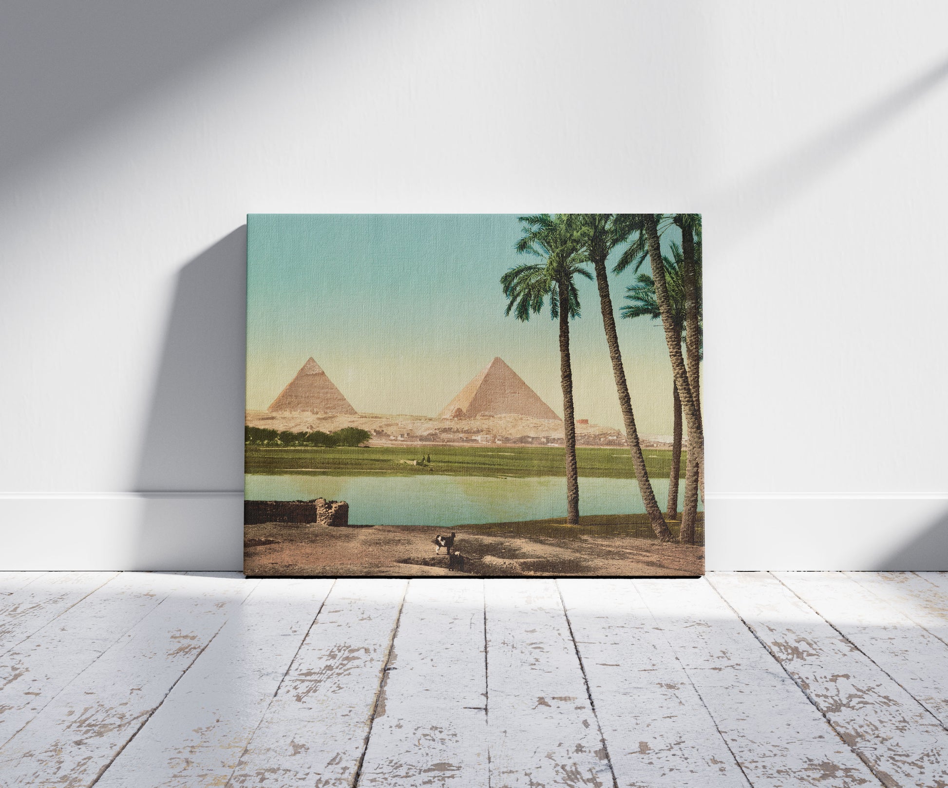 A picture of Kairo, les pyramides, a mockup of the print leaning against a wall