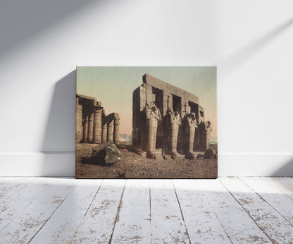 A picture of Thèbes, Ramesseum. Statues Orisis et les colonnes du temple