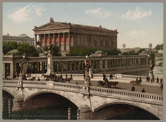 A picture of Berlin National Gallerie. Friedrichsbrücke