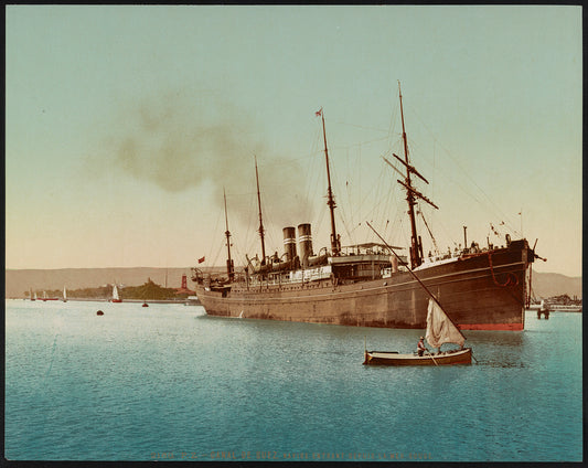 A picture of Canal de Suez, navire entrant depuis la Mer Rouge