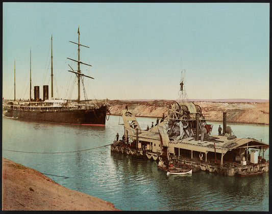 A picture of Canal de Suez, navire et drague