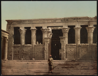 A picture of Edfoû. Les colonnes de Pronaos