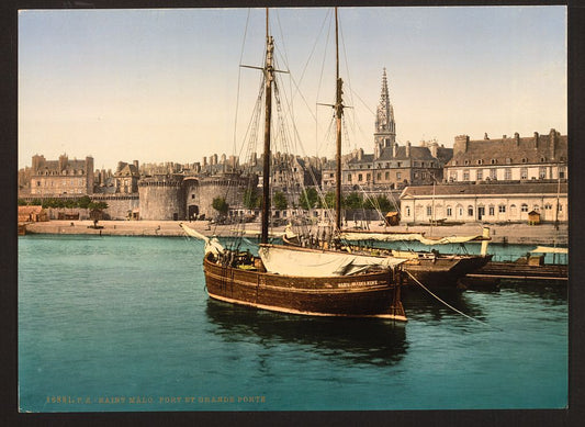 A picture of Harbor and main gate, St. Malo, France