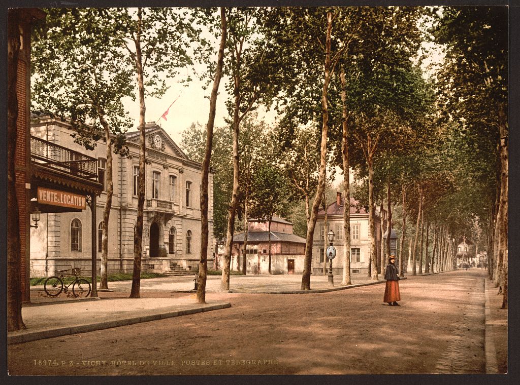 A picture of Hotel de ville, posts and telegraphs, Vichy, France