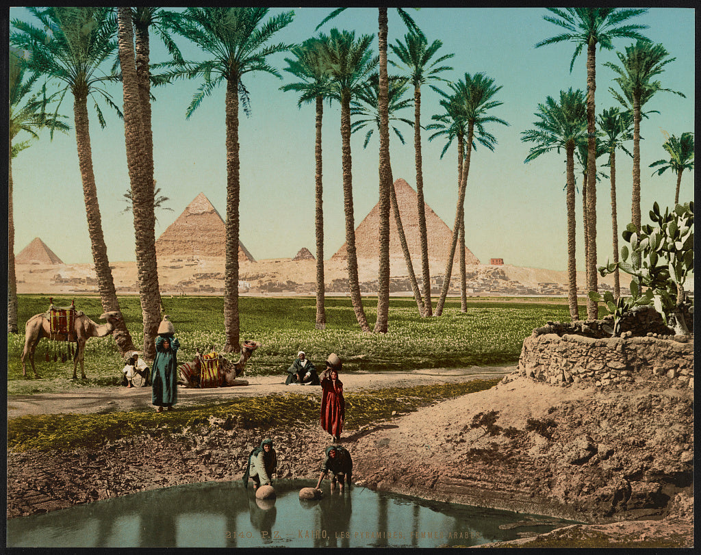 A picture of Kairo, les pyramides, femmes Arabes