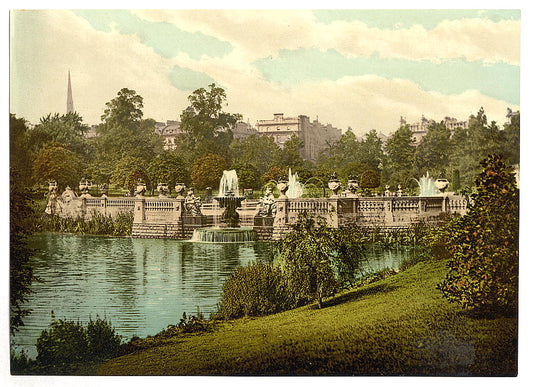 A picture of Kensington Gardens, the fountains, London, England