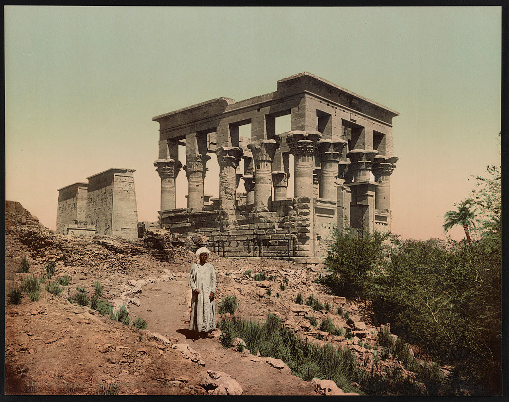 A picture of Phylae, le kiosque et le pylôn