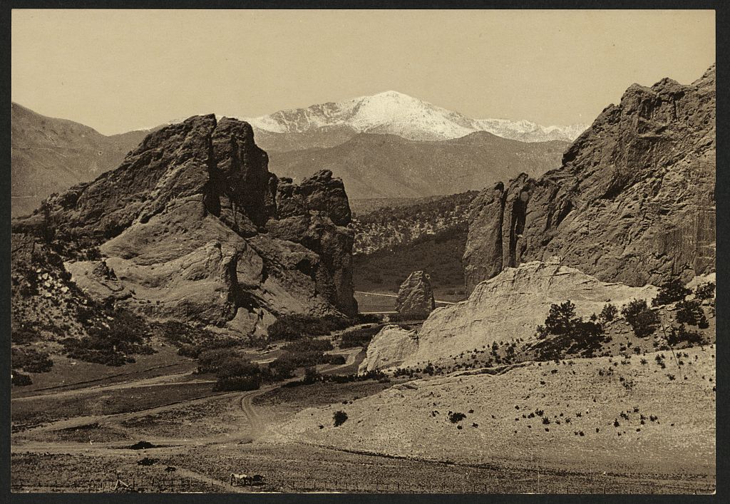 A picture of Pike's Peak from the Garden of the Gods