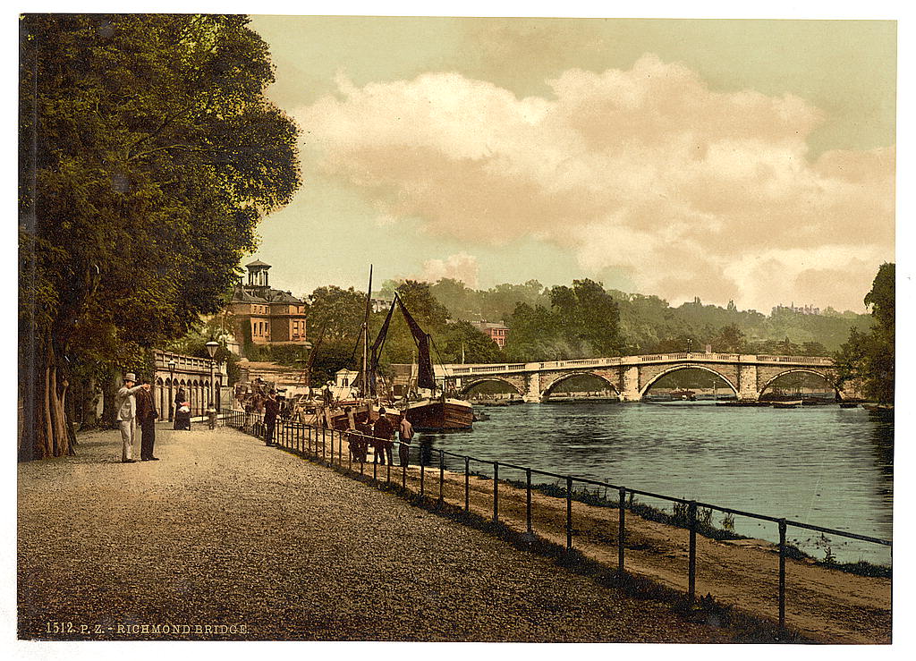 A picture of Richmond, the bridge, England