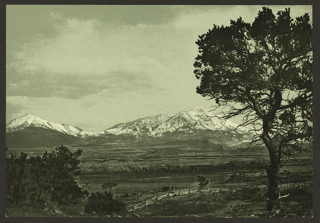 A picture of Spanish Peaks