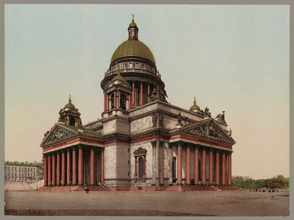 A picture of St. Petersbourg.  La Cathedrale Isaac