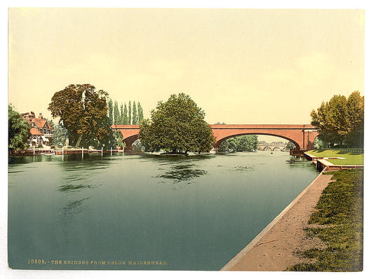 A picture of The bridge from below Maidenhead, England