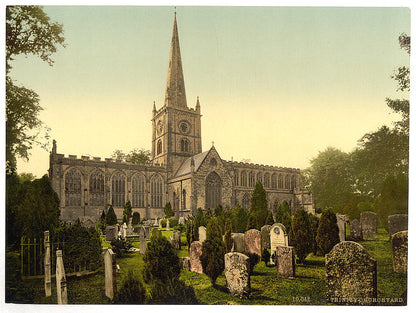 A picture of Trinity Church yard, Stratford-on-Avon, England