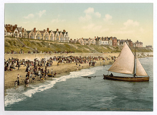 A picture of Yacht starting, Clacton-on-Sea, England